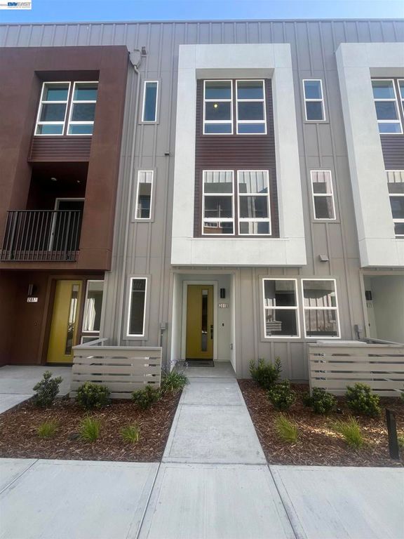 Image 2 of property listing at 2007 Stanford Street, Alameda, CA 94501