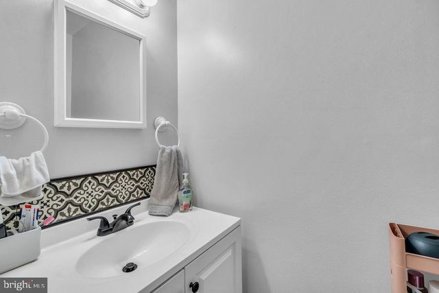 4 AVON DR #F, East Windsor, NJ 08520