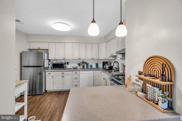 4 AVON DR #F, East Windsor, NJ 08520