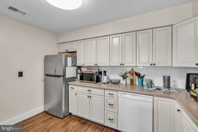 4 AVON DR #F, East Windsor, NJ 08520