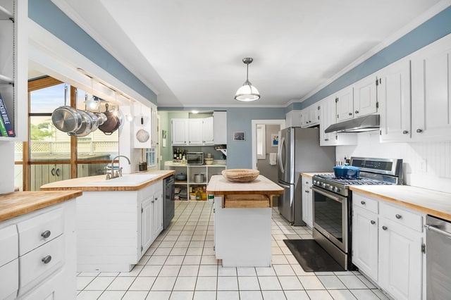 17 Hartz St, Gloucester, MA 01930