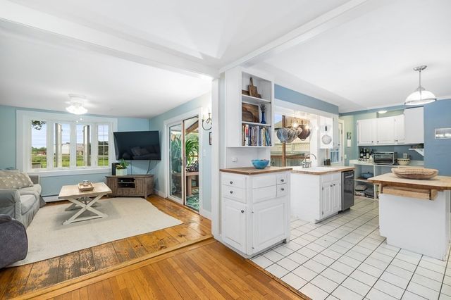 17 Hartz St, Gloucester, MA 01930