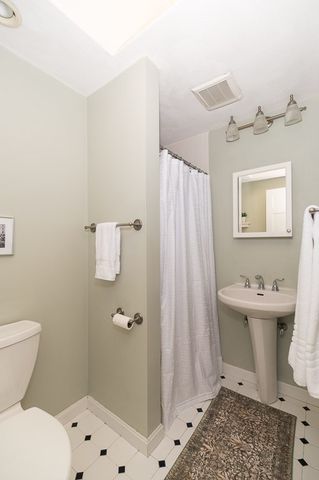 17 Hartz St, Gloucester, MA 01930