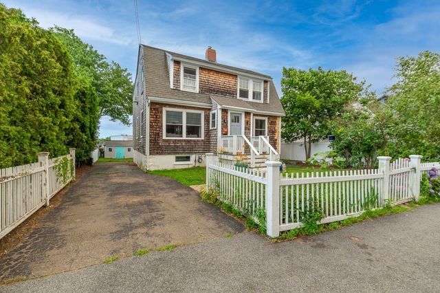 17 Hartz St, Gloucester, MA 01930