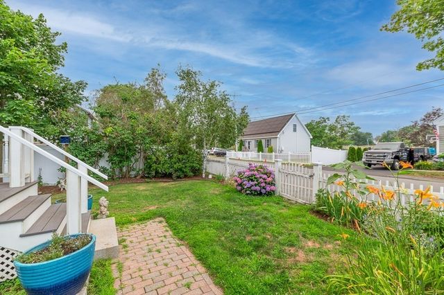 17 Hartz St, Gloucester, MA 01930