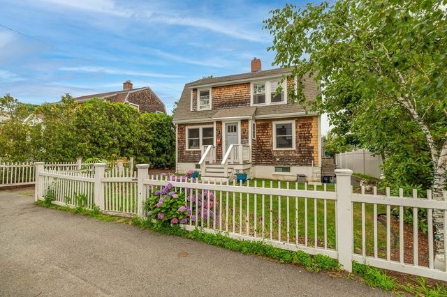 17 Hartz St, Gloucester, MA 01930