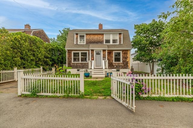 17 Hartz St, Gloucester, MA 01930