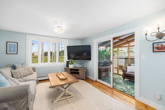 17 Hartz St, Gloucester, MA 01930