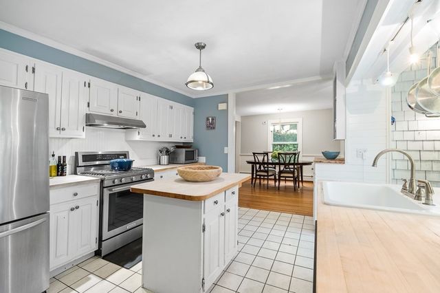 17 Hartz St, Gloucester, MA 01930