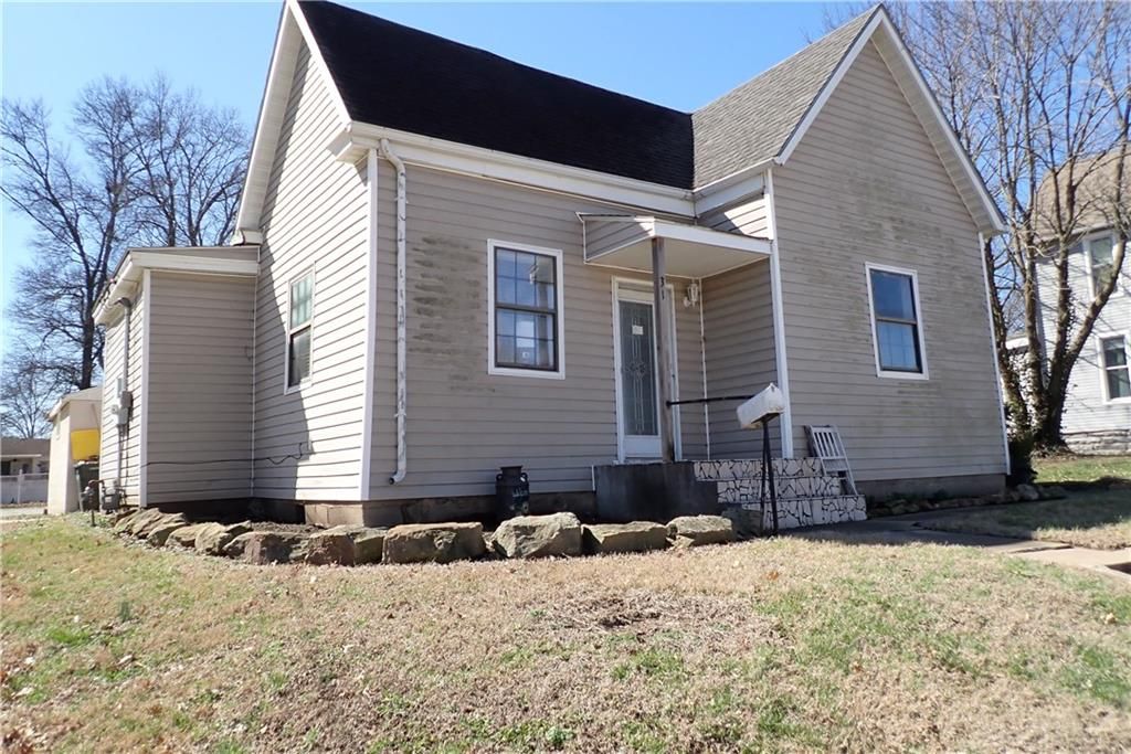 318 E Ohio Street, Clinton, MO 64735