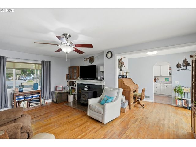 1270 E JEFFERSON St, Stayton, OR 97383