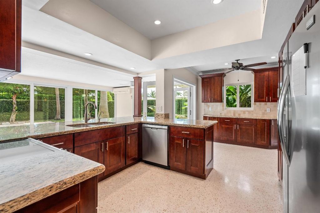 Image 8 of property listing at 670 Juneberry Court, Boca Raton, FL 33486