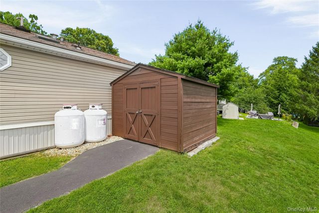 83 Pine Drive, Bloomingburg, NY 12721
