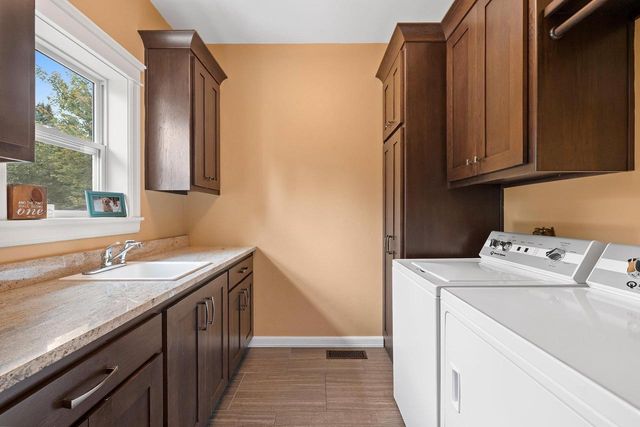 3562 ABBEY COURT, Green Bay, WI 54313