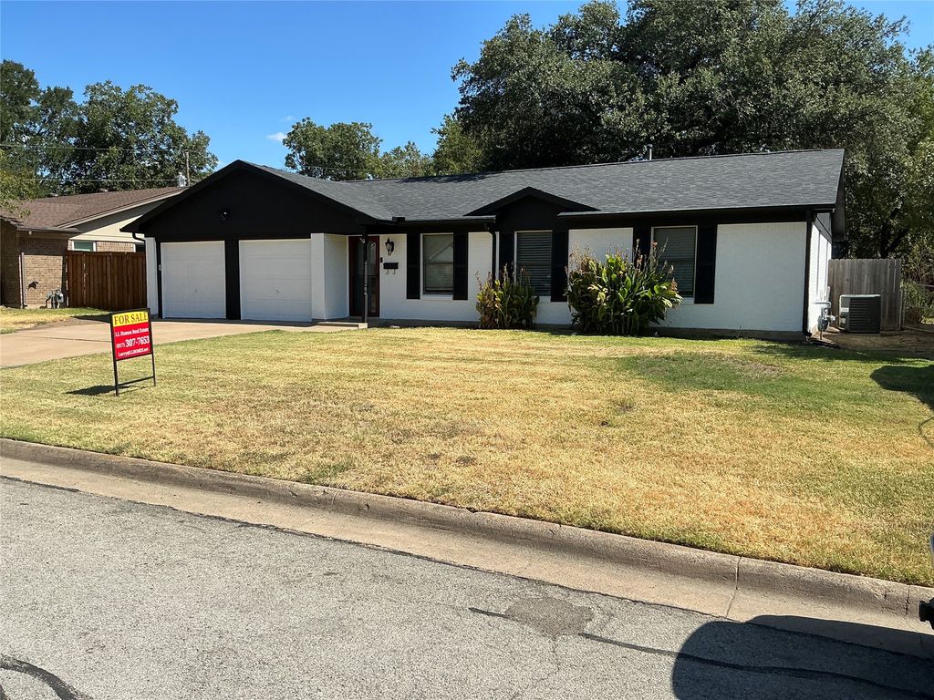 136 Jill Ann Drive, Burleson, TX 76028 — photo 2
