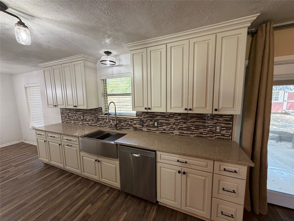 136 Jill Ann Drive, Burleson, TX 76028 — photo 3