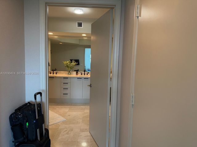 14951 Royal Oaks Ln 2001, Miami, FL 33181