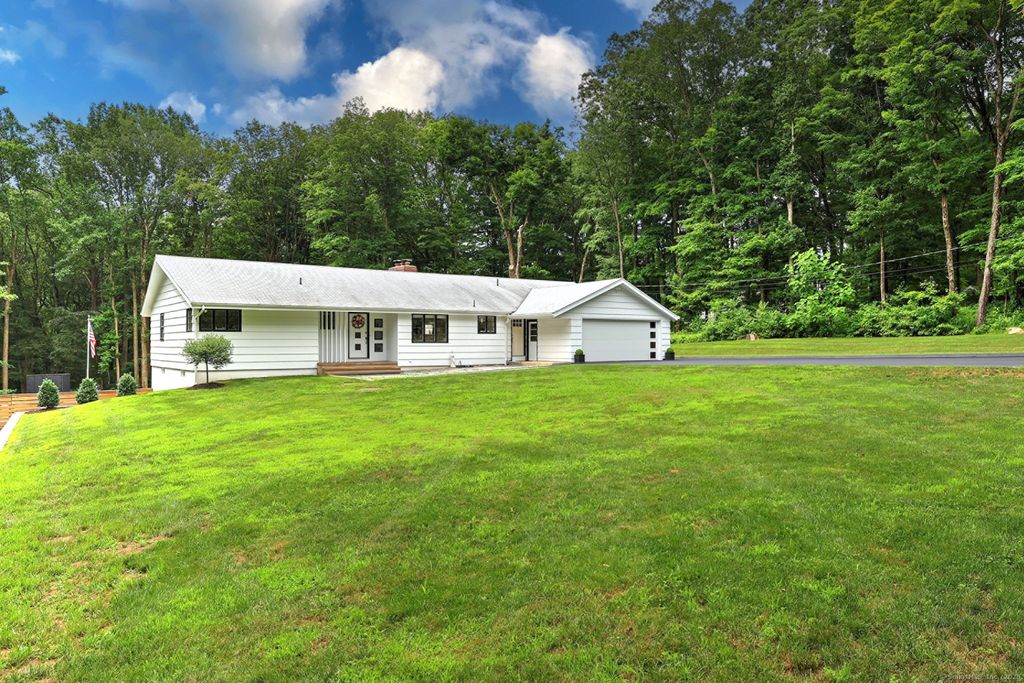 48 Mulberry Road, Woodbridge, CT 06525