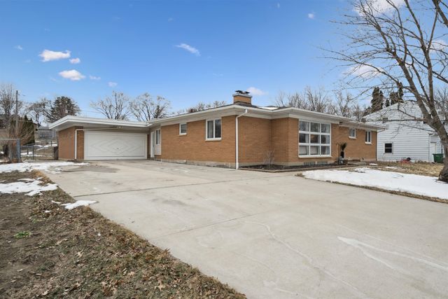 1214 Pleasant Valley Drive, Waterloo, IA 50701