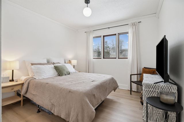 1214 Pleasant Valley Drive, Waterloo, IA 50701