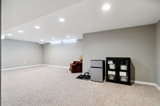 1214 Pleasant Valley Drive, Waterloo, IA 50701