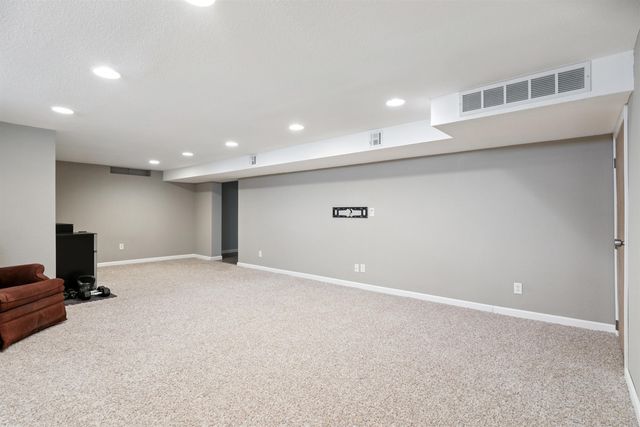 1214 Pleasant Valley Drive, Waterloo, IA 50701