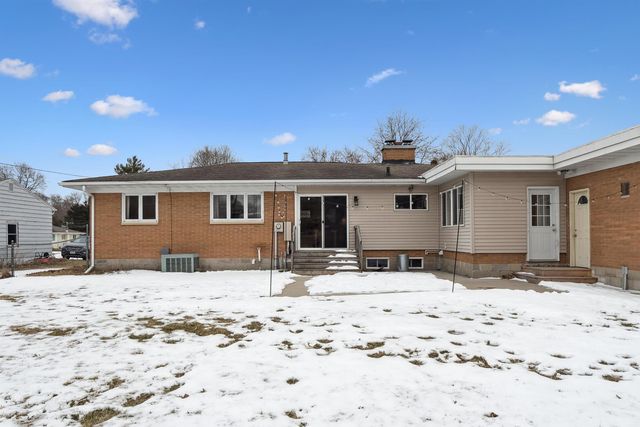 1214 Pleasant Valley Drive, Waterloo, IA 50701