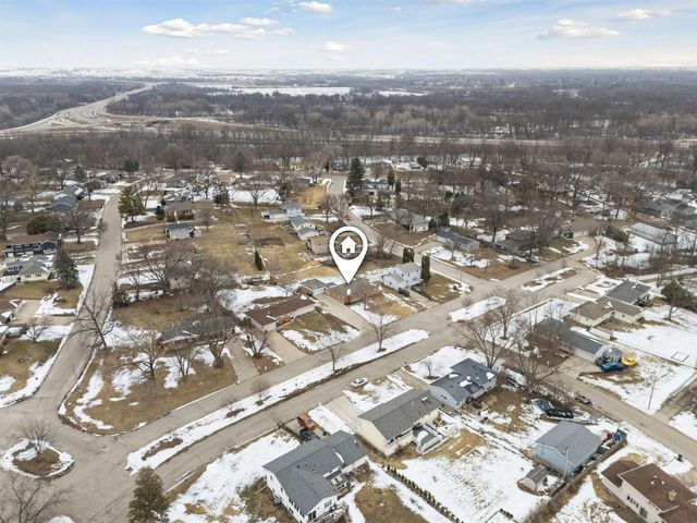 1214 Pleasant Valley Drive, Waterloo, IA 50701