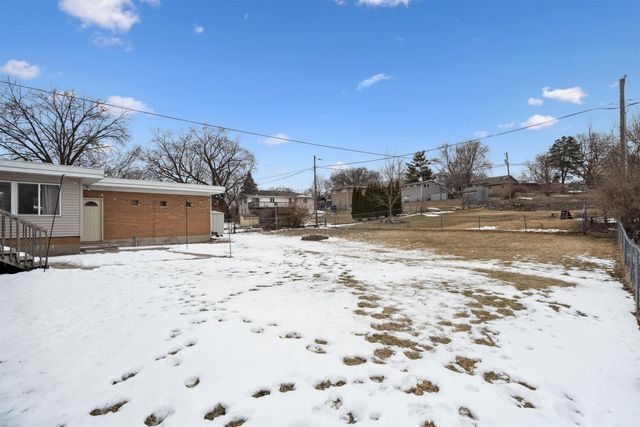 1214 Pleasant Valley Drive, Waterloo, IA 50701