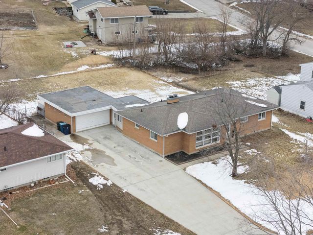 1214 Pleasant Valley Drive, Waterloo, IA 50701
