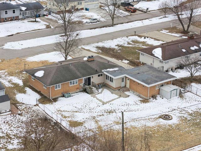 1214 Pleasant Valley Drive, Waterloo, IA 50701