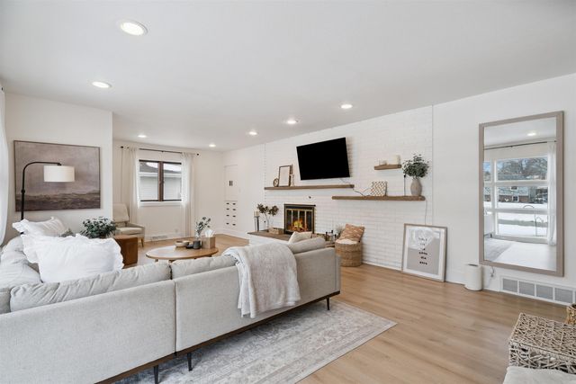 1214 Pleasant Valley Drive, Waterloo, IA 50701