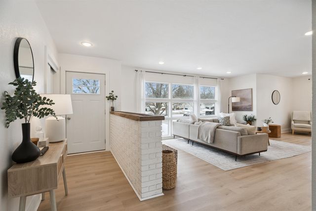 1214 Pleasant Valley Drive, Waterloo, IA 50701