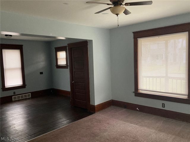 32 Summit Avenue, Niles, OH 44446