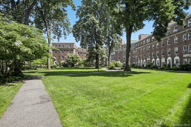 445 Gramatan Ave CD3, Fleetwood, NY 10552