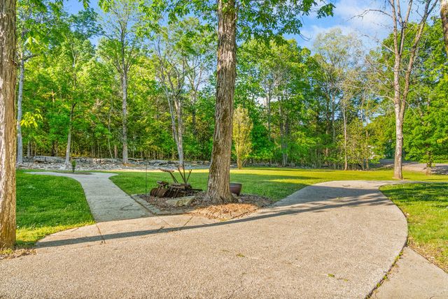5398 Woods Edge Dr, Lebanon, TN 37090