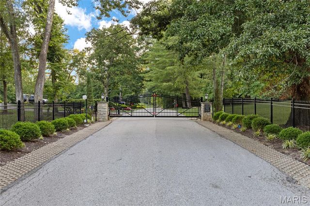 34 Somerset Downs Drive, Ladue, MO 63124