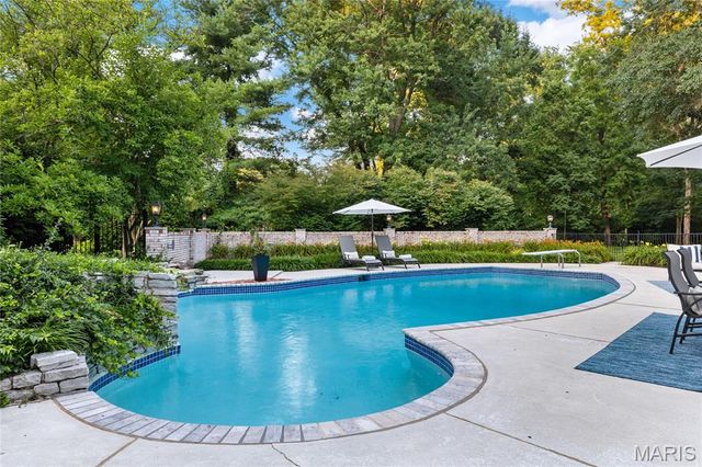 34 Somerset Downs Drive, Ladue, MO 63124