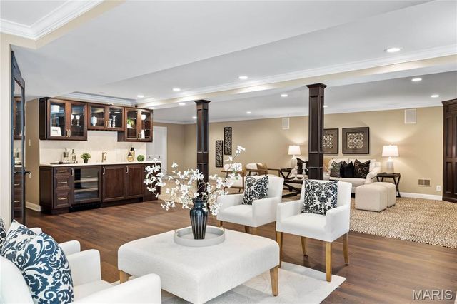 34 Somerset Downs Drive, Ladue, MO 63124