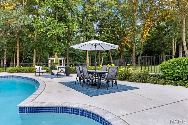 34 Somerset Downs Drive, Ladue, MO 63124