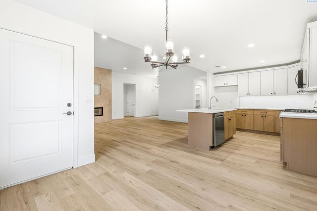 6556 W 29th Ct, Kennewick, WA 99338