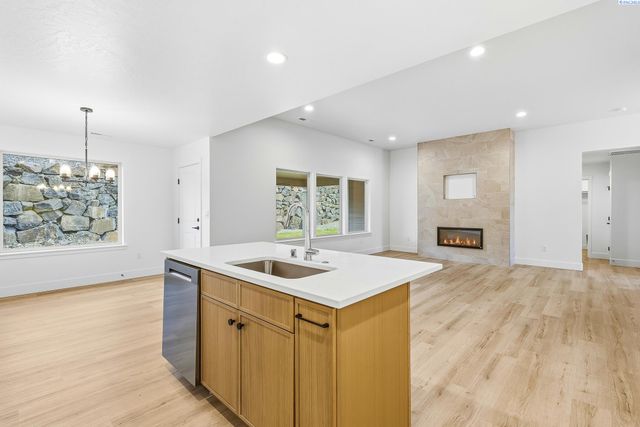 6556 W 29th Ct, Kennewick, WA 99338