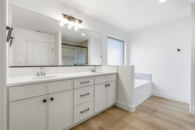 6556 W 29th Ct, Kennewick, WA 99338