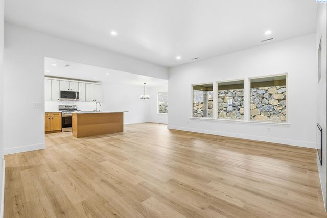 6556 W 29th Ct, Kennewick, WA 99338