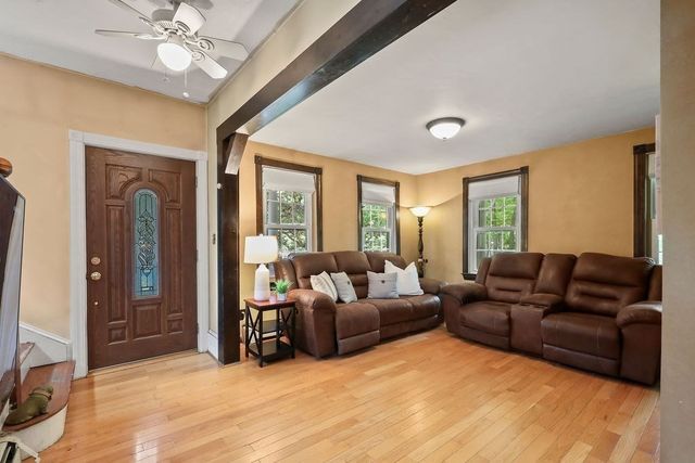 12 Elm St, Foxboro, MA 02035