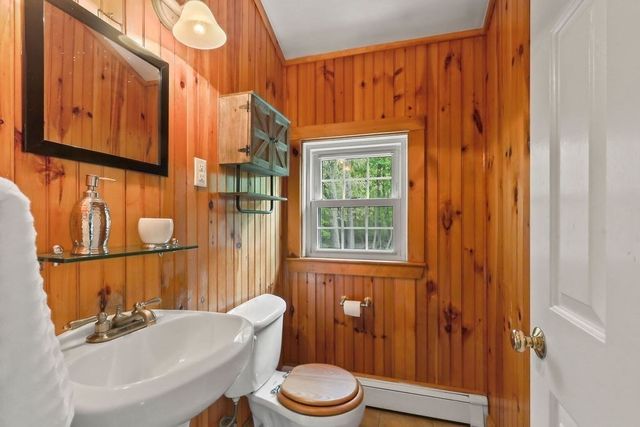 12 Elm St, Foxboro, MA 02035