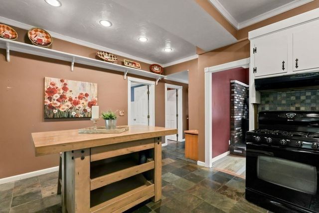 12 Elm St, Foxboro, MA 02035
