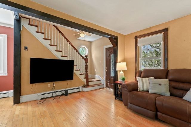 12 Elm St, Foxboro, MA 02035