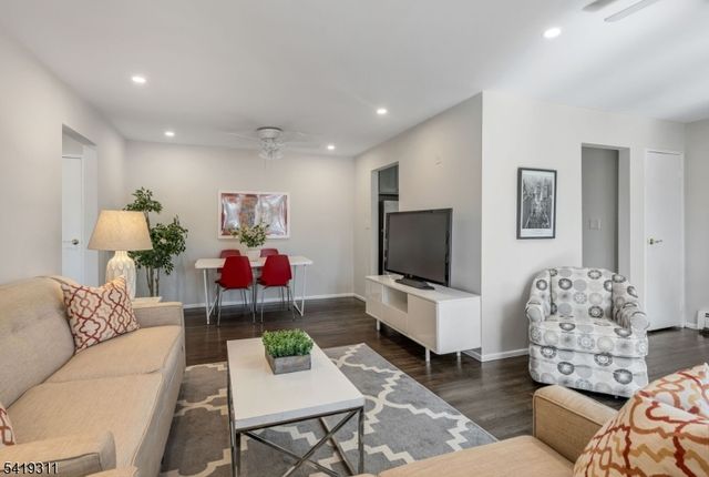 366 Hoover Ave, Unit 120 120, Bloomfield Twp., NJ 07003