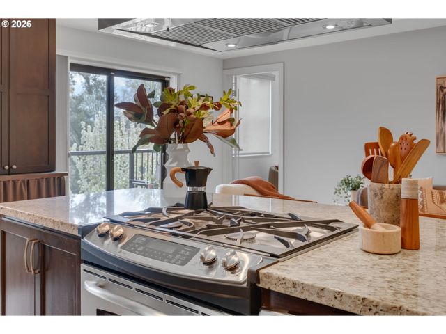 2430 Nw WESTOVER Rd 1-202, Portland, OR 97210